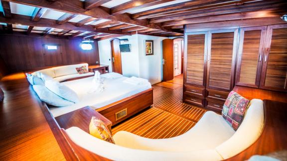 Elegant cabin of the Gulet Freedom in Marmaris with large bed, cosy seating and plenty of storage space.