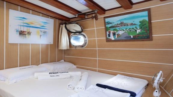 Bodrum'daki 11 kabinli Gulet Aegean Clipper'da aydınlık ve rahat kabin.