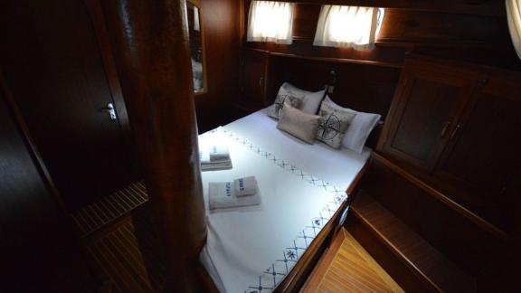 Inviting sleeping cabin on Gulet Tufan 5 with fresh towels and tasteful decor.