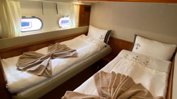 Die Doppelzimmer-Gästekabine der Motoryacht Bonus bietet bequeme Betten.