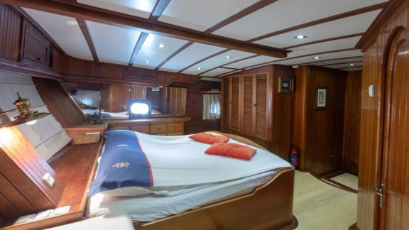 Große Kabine mit Doppelbett und viel Stauraum auf der Yacht Kanarya.