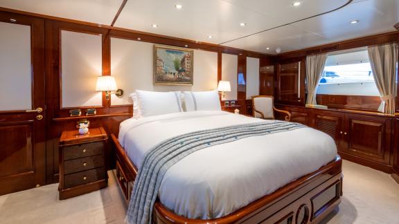 Luxuriöses Schlafzimmer der Yacht Stella Fiera mit großem, komfortablem Bett und eleganter Dekoration.