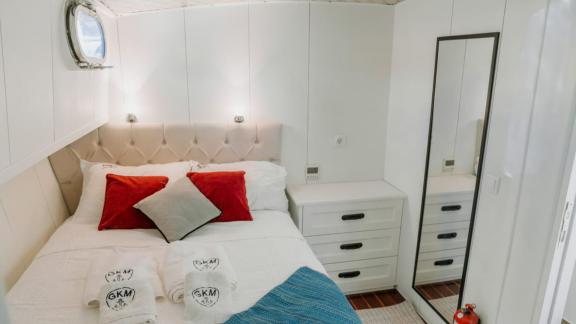 Gemütliches Schlafzimmer der Gulet Mehmet Bey 1 mit modernen Annehmlichkeiten und stilvollem Design.