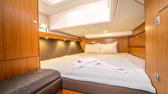 Comfortable bedroom on the Özgürüm sailing yacht in Göcek, ideal for a sailing holiday.