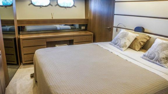 Geräumige Hauptkabine der Motoryacht Kuum mit komfortablem Bett und Stauräumen.