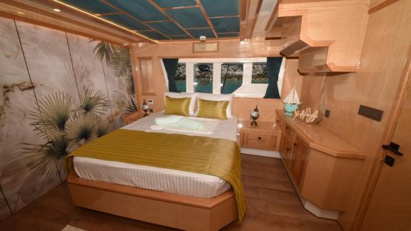 Das geräumige Schlafzimmer des Trawlers Compass ist mit einem bequemen Bett und modernem Design ausgestattet.