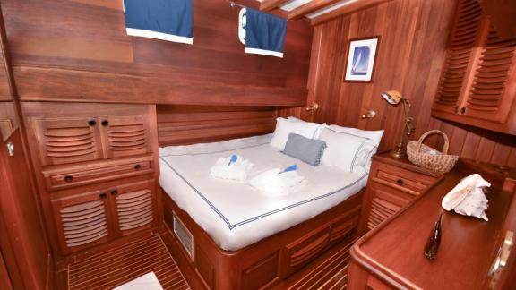 The double cabin of gulet Barka offers a warm atmosphere with wooden details and a comfortable bed.