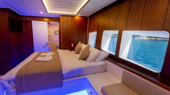 Comfortable cabin of the Gulet Buse with 5 cabins, offers a marvellous sea view and access to an elegant bathroom.