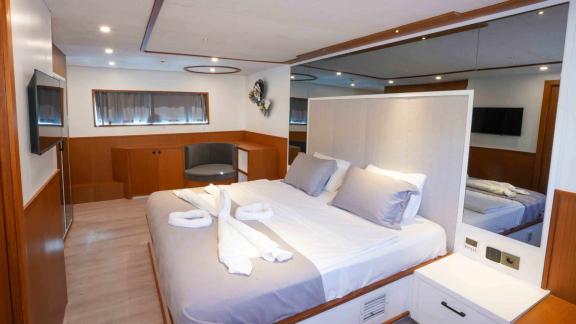 Das geräumige und komfortable Schlafzimmer der Yacht Çınar Yıldızı besticht durch moderne Dekoration und ein großes Bett