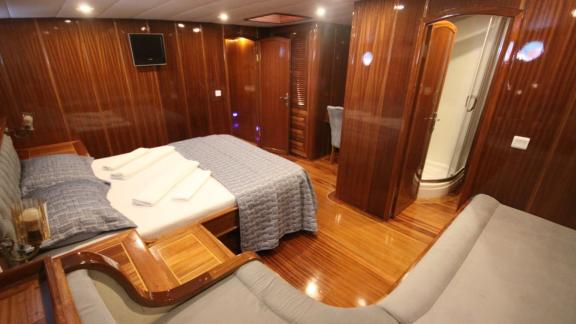 Spacious Diamond Lila cabin with comfortable double bed, sofa and elegant wooden furnishings, including en-suite bathroo