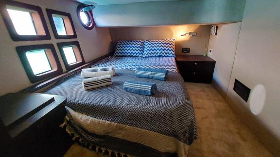 Die stilvolle Gästekabine der Motoryacht Germanor ist mit einem komfortablen Bett und modernen Details ausgestattet.