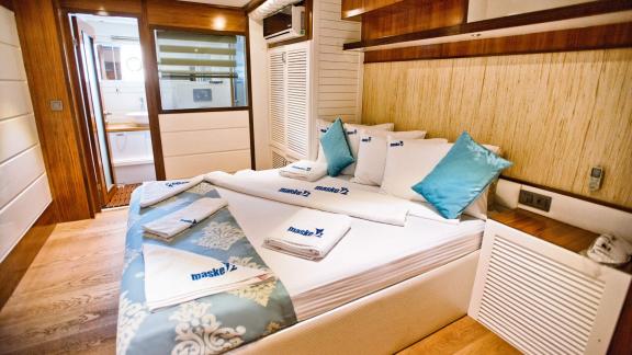 The inviting guest cabin of Maske 2 with a comfortable bed and modern bathroom.