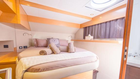 The cabin of catamaran High Five offers a bright atmosphere and a comfortable bed.