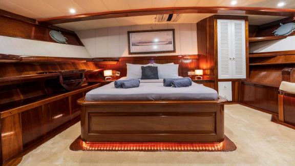 High-quality double cabin of a motor sailer with 5 cabins in Fethiye, elegant wooden interior and comfortable equipment.