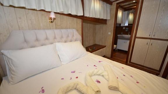 Geräumige Kabine mit Doppelbett und eigenem Bad auf der Gulet Miss Vela in Marmaris. Perfekt für Privatsphäre.