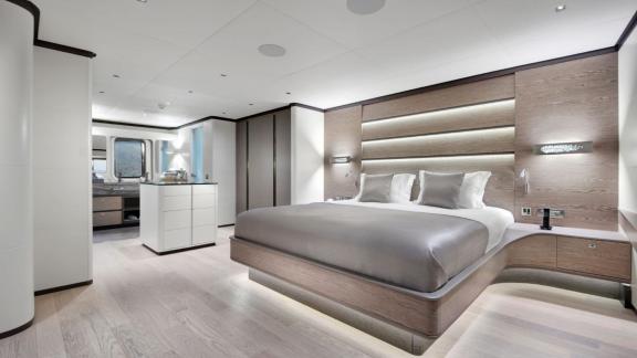 Просторная и современная главная спальня на All About U 2 с роскошными удобствами и элегантным декором.