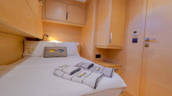 Guest cabin of the 3-cabin Gulet Limonata in Göcek, Turkey, with a cozy double bed.