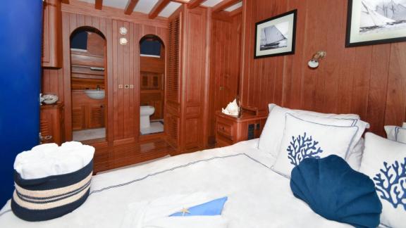 The double cabin of gulet Barka offers a cozy atmosphere with wooden details and an en-suite bathroom.