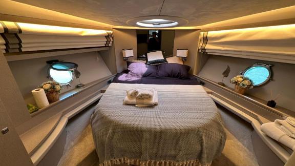 Das Schlafzimmer der Yacht Sfk bietet ein großes Bett, moderne Dekoration und Fensterbeleuchtung.