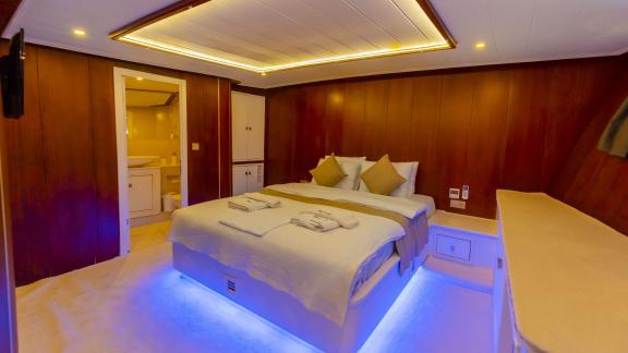 Spacious cabin of the Gulet Buse with private bathroom, perfect for comfortable nights on board in Bodrum.