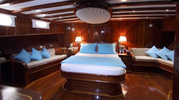 The exclusive main cabin of the gulet Dear Lila offers a luxurious ambience and a comfortable double bed.