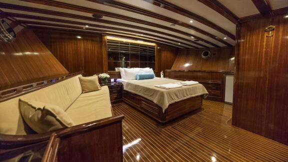 Elegant cabin with double bed and bench seat on the gulet Duramaz in Fethiye.