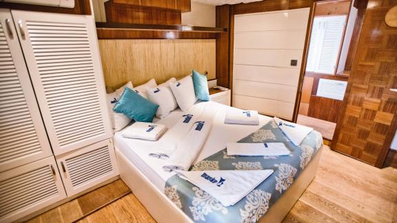 The stylish cabin of Maske 2 features a comfortable bed and high-quality amenities.