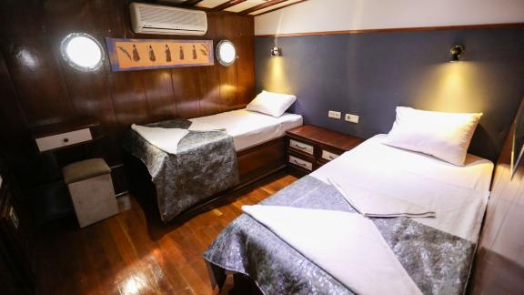 Eine Doppelkabine auf der Gulet Holiday X in Fethiye, mit zwei Einzelbetten und Klimaanlage. Die Yacht hat 10 Kabinen.