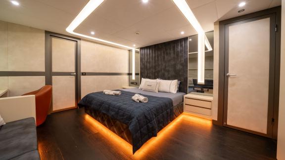 Das moderne Schlafzimmer der North Wind mit eleganter Beleuchtung und komfortablen Möbeln.