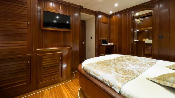 Luxurious master cabin of the Gulet Diva Deniz with elegant wood panelling.