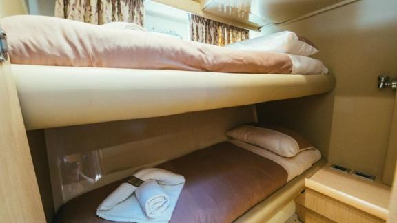 Гостевая каюта на моторной яхте Bluebell с двухъярусной кроватью и комфортными матрасами.
