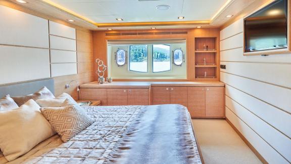 Stilvolle und gemütliche Kabine der Acceptus Yacht in Kroatien, ideal für erholsame Nächte.