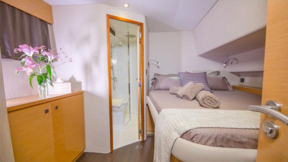 The double cabin of catamaran High Five features an en-suite bathroom and a comfortable bed.