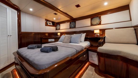 Tasteful double cabin of a motor sailer with 5 cabins in Fethiye, fine wood and cosy ambience.