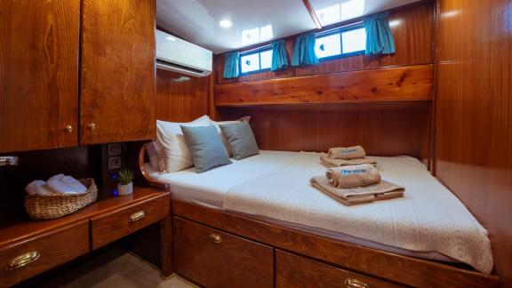 The cozy double cabin on Gulet Rüya with a comfortable bed and ample storage space.