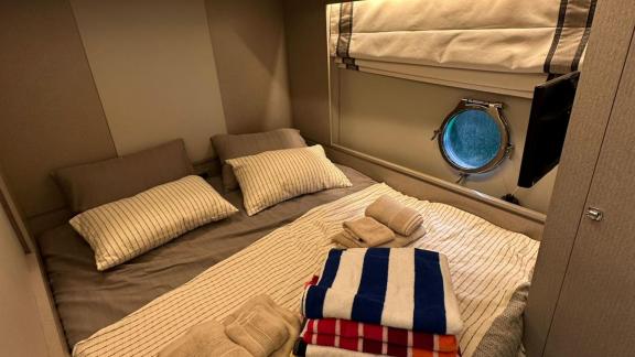 Das Doppelzimmer der Yacht Sfk besticht durch ein bequemes Bett und modernes Design.