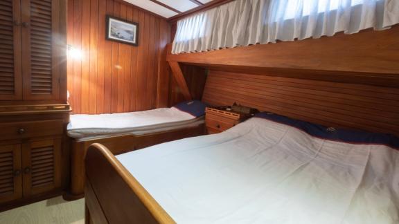 Cozy twin cabin with two single beds and storage on Yacht Kanarya.