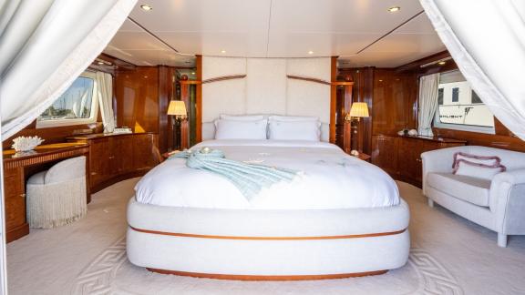 Hauptschlafzimmer der Yacht Stella Fiera mit großem Bett und eleganter Dekoration.