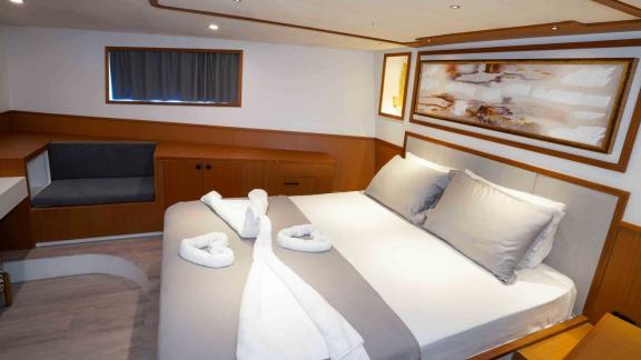 Das moderne Schlafzimmer der Yacht Çınar Yıldızı bietet Komfort mit großem Bett und stilvollen Details.