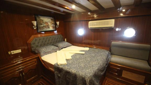 Tastefully furnished guest cabin on the Diamond Lila with cosy double bed.