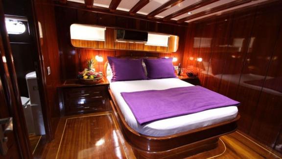 The elegant guest cabin of the gulet Dear Lila offers a comfortable bed.