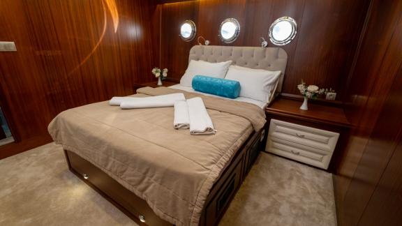 Luxurious double cabin on the Gulet Kayhan 11 in Fethiye with stylish design and comfortable amenities.