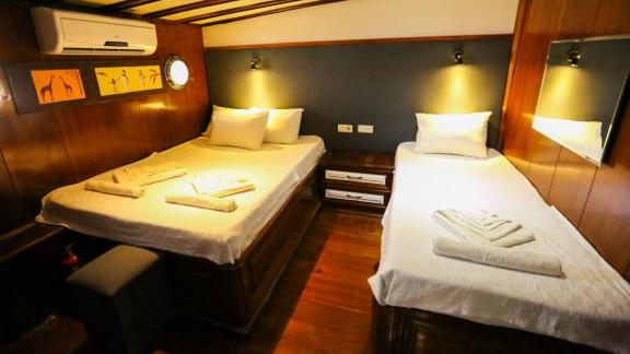 Eine gemütliche Doppelkabine auf der Gulet Holiday X in Fethiye, ausgestattet mit Klimaanlage und zwei Betten. Die Yacht