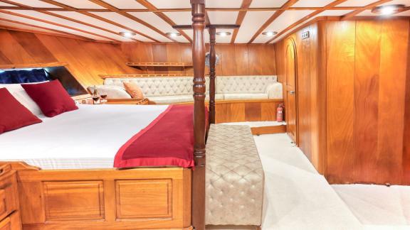 The elegant interior cabin on the Su Sesi gulet offers luxurious comfort and stylish decor.