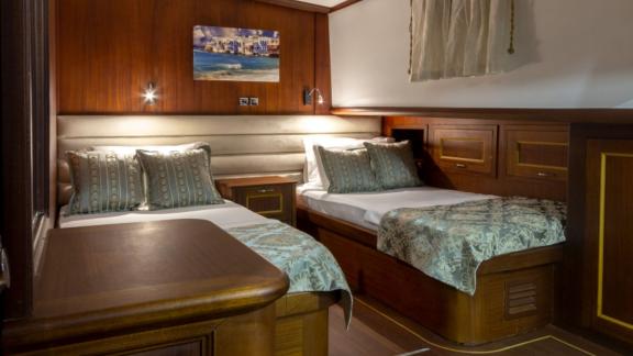 Double cabin on the Gulet Smyrna with elegant furnishings and comfortable beds.