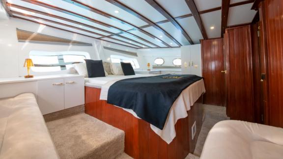 Elegantes und komfortables Schlafzimmer auf der Guletcharter Hülyam 2 in Göcek mit Meerblick.