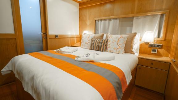 Elegante Kabine der Gulet Happy Hours mit Doppelbett und stilvoller Einrichtung in Bodrum.