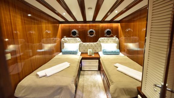 Luxurious twin bed cabin on the Gulet Kayhan 11 in Fethiye, stylishly decorated.