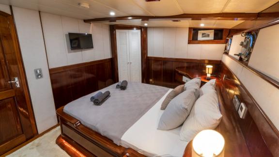 Stylish double cabin of a motor sailer with 5 cabins in Fethiye, furnished with fine wood and modern amenities.