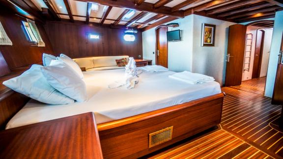 Spacious luxury cabin on the Gulet Freedom in Marmaris with elegant design and comfortable furnishings.